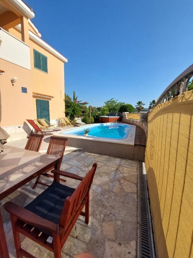 Apartments Maris Vranjic Bagian luar foto