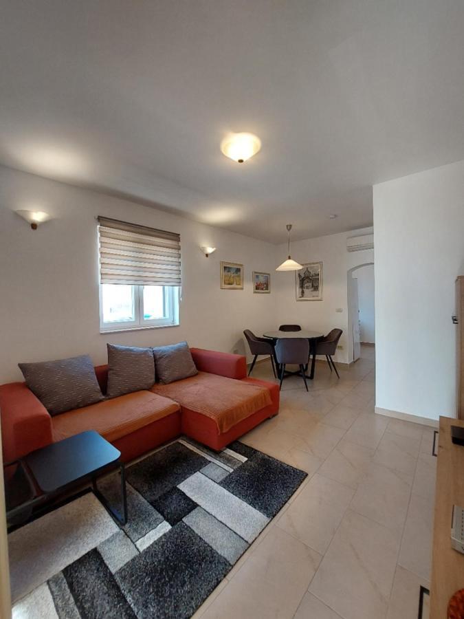 Apartments Maris Vranjic Bagian luar foto